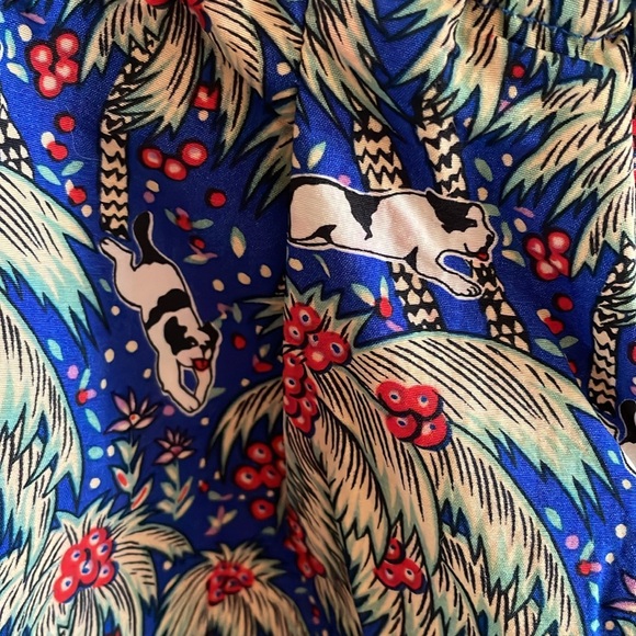 Dog and tropical style shorts - Picture 3 of 5